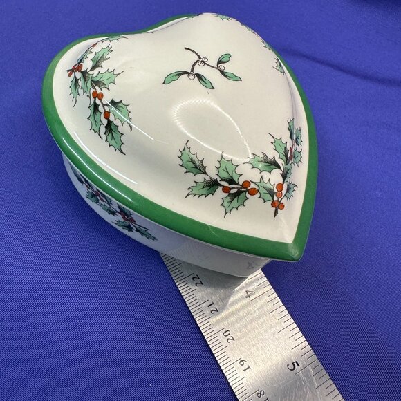 Spode Christmas Tree Heart-Shaped Covered Box Made in England - Picture 13 of 14